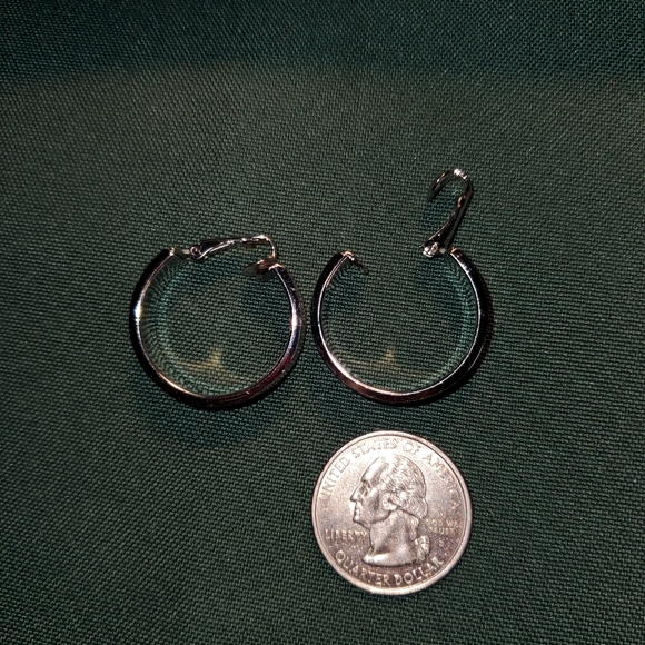 🗝 Vintage Sarah Coventry Silver Tone Florentine Hoop Clip-On Earrings - Picture 4 of 6
